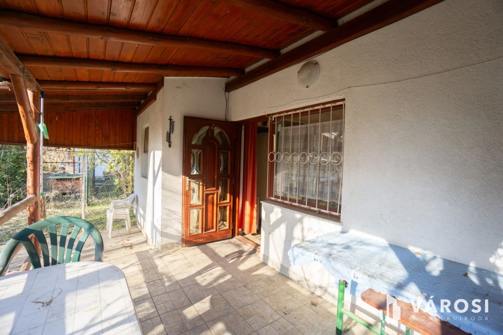 Kisház a tóparthoz közel Veresegyházán