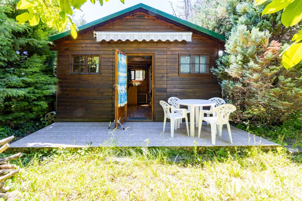 Építési telek Gödöllőn, kis faházzal