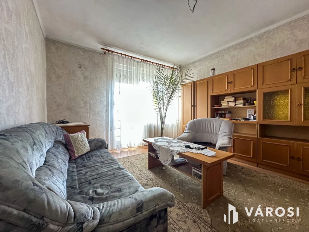 Pécskő úton 1+2 félszobás, erkélyes lakás eladó!