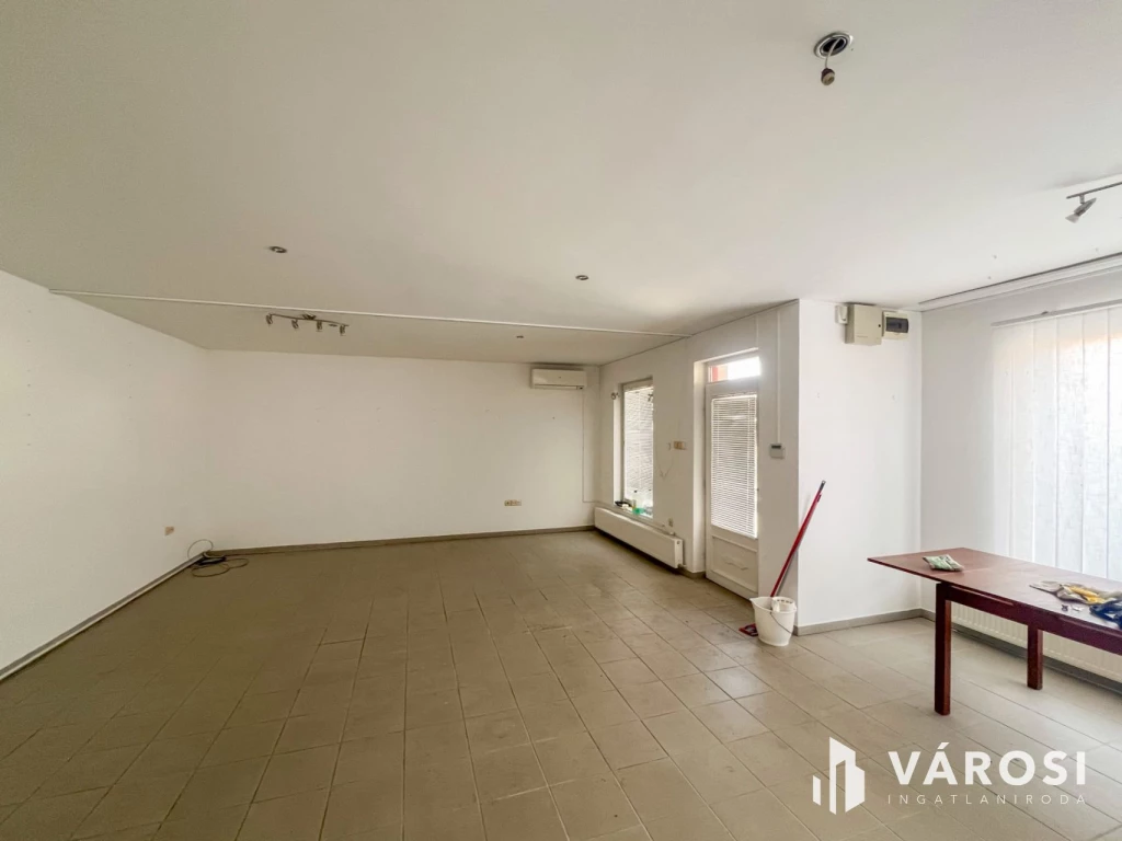 Kiadó üzlethelyiség forgalmas út mellett