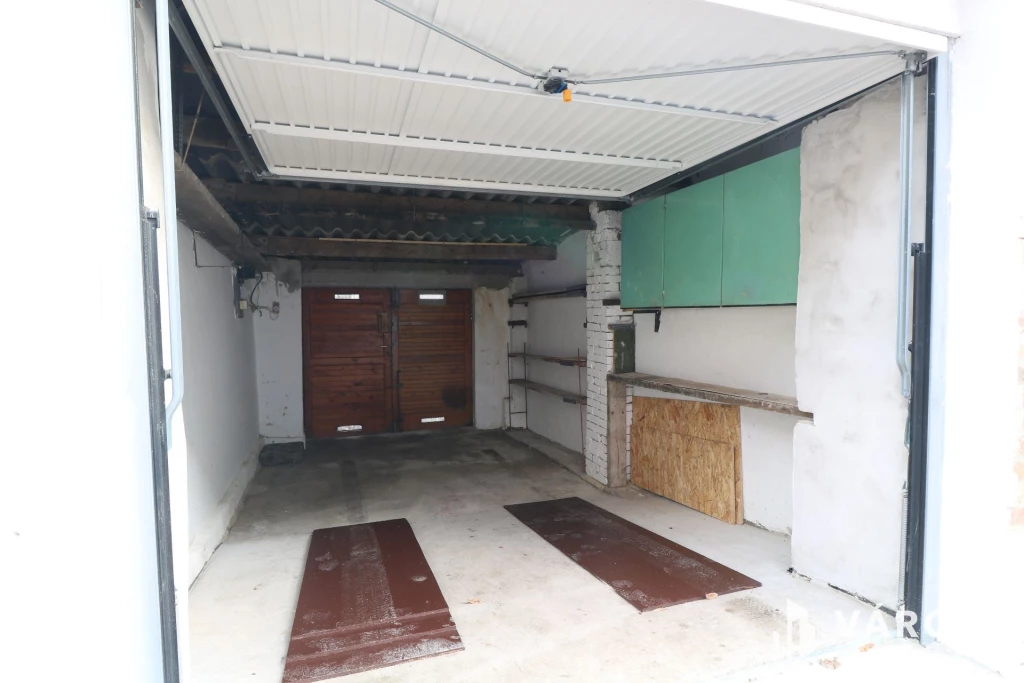 Szivárvány utcai garázs kiadó.