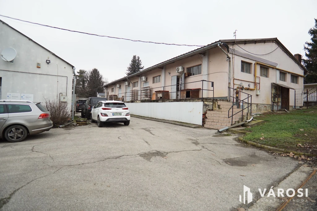 Kiadó telephely kisebb-nagyobb épületei