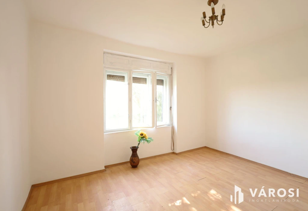 Napfény a város szélén.