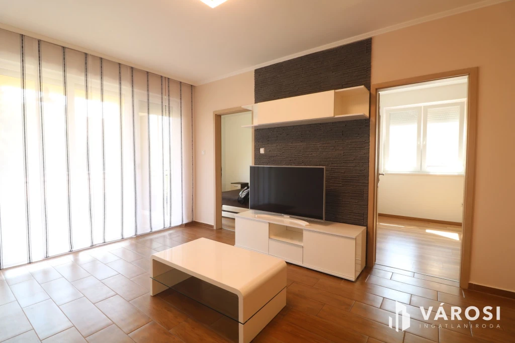 Családias lakóparkban 1. emelti lakás eladó.