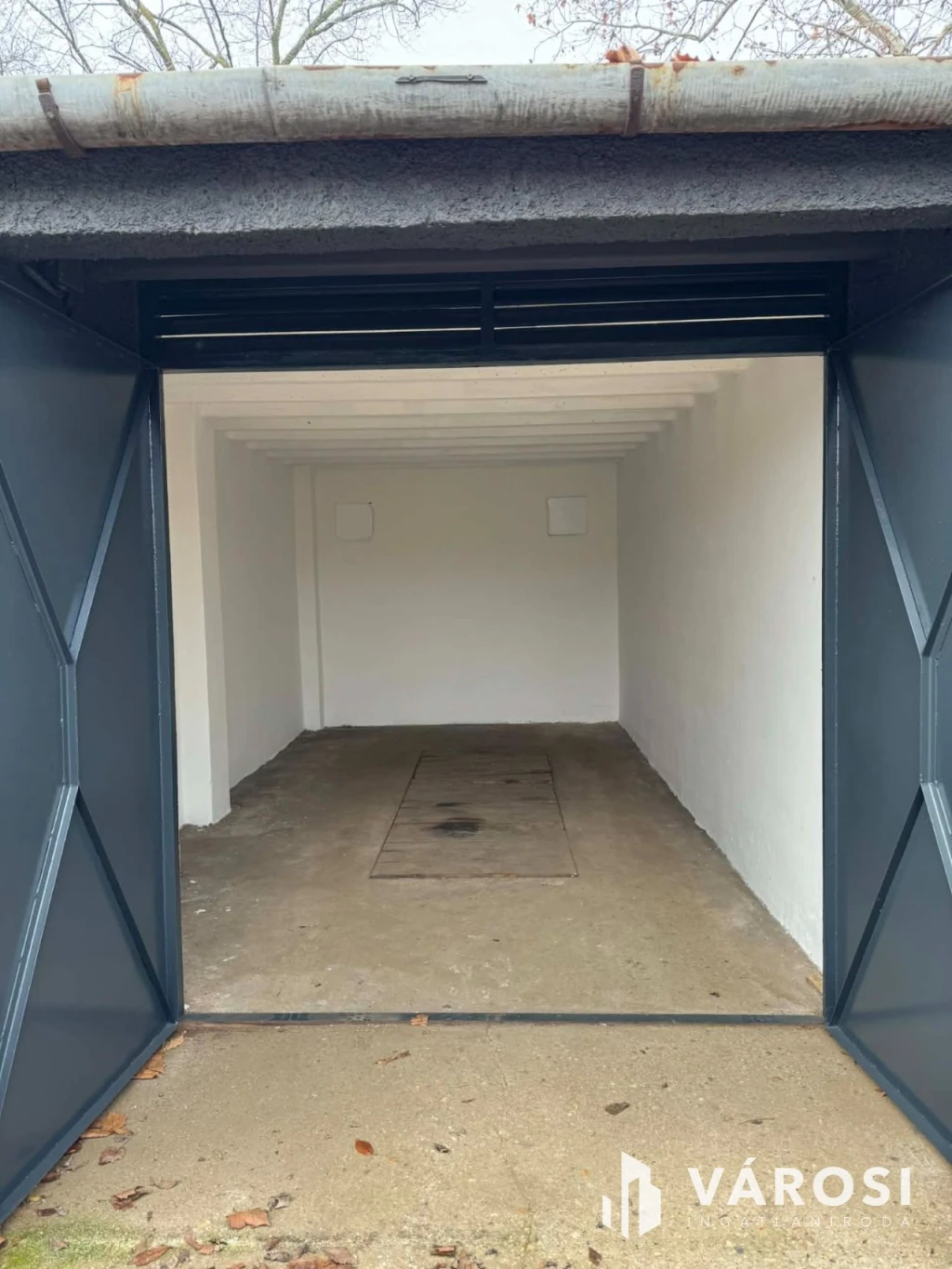 Boka Károly utcán garázs ELADÓ!