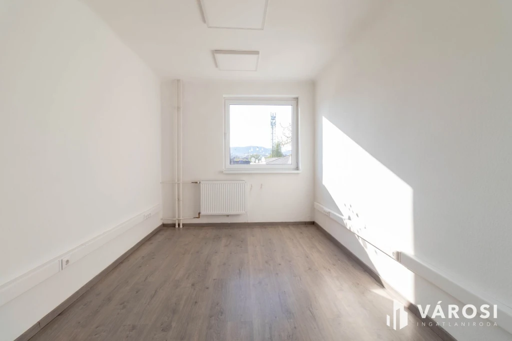 2. emeleti, 16 m2-es iroda kiadó Fáy utcai irodaépületben