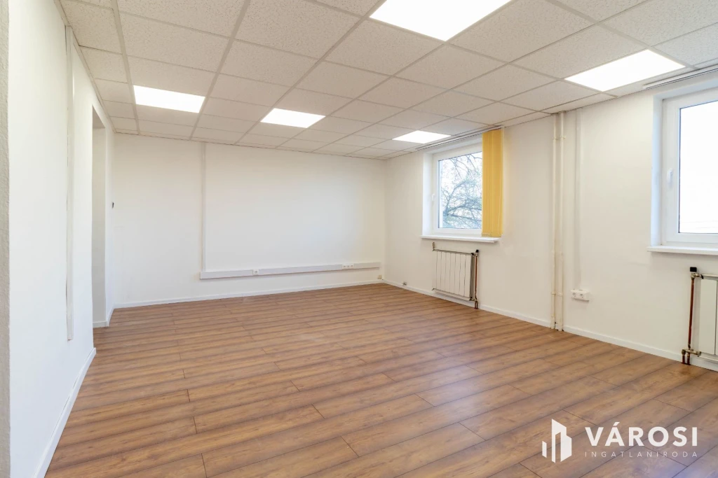 48 m2-es, két helyiséges, teakonyhás, 2.emeleti iroda