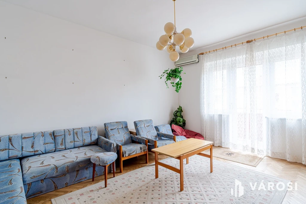 Szentháromság utcában korszerűsítendő 2 szobás lakás