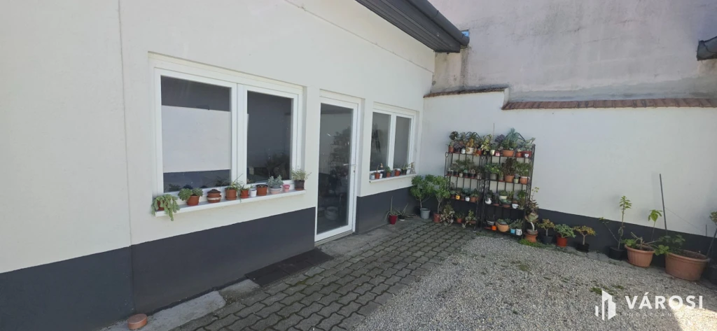 Zárt udvarban eladó 33m2-es helység, sok lehetőséggel!