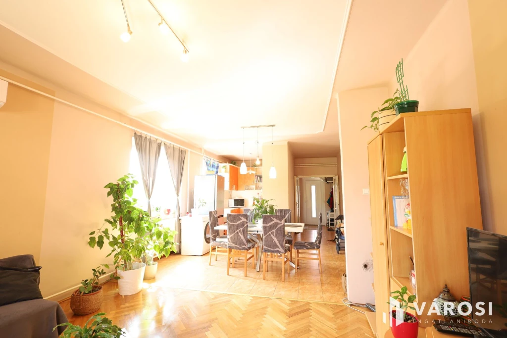 „4 külön szoba,de igény szerint akár 6 szobássá alakítható.”