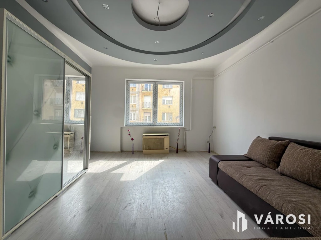 Vásártéren 1. emeleti, 1 szobás lakás eladó!