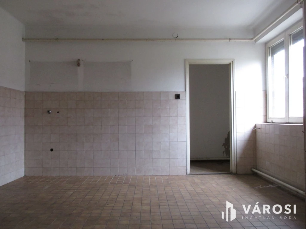 Kétszintes családi ház Dejtár központjához közel