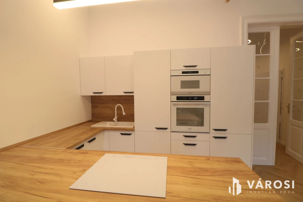 Belvárosi 1. emeleti modern lakás kiadó.