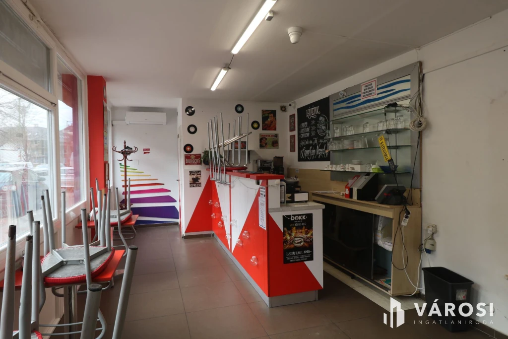 Szilléri sugárúton üzlethelyiség kiadó.