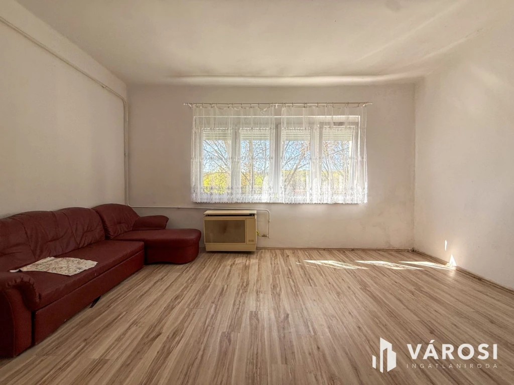 Meredek úton 2 szobás, erkélyes lakás eladó!