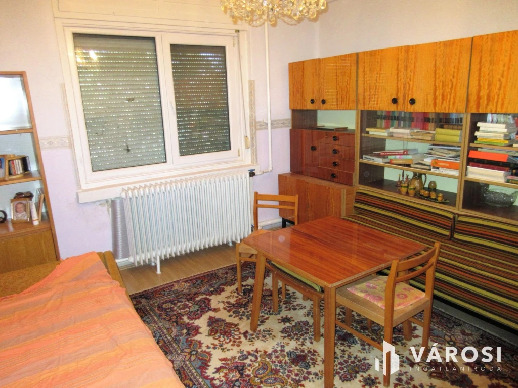 Részlegesen felújított családi ház, Garázzsal, Orosházán!