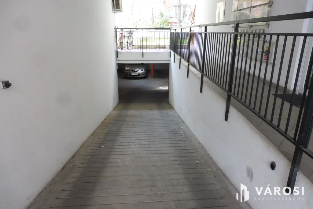 Belvárosi mélygarázs a TIK-nél eladó.