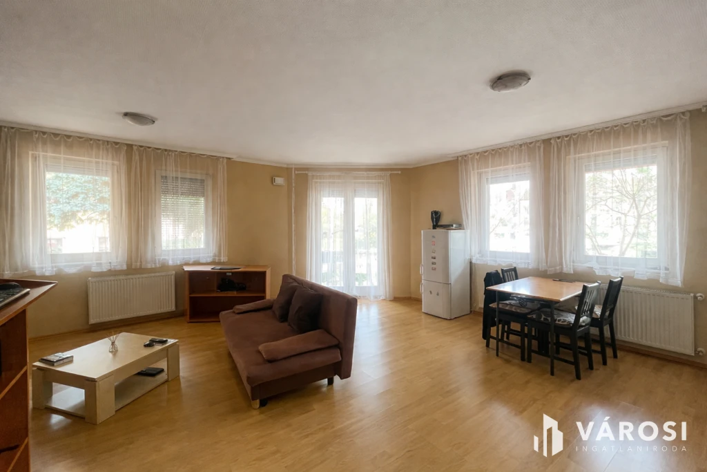 Legjobb helyen földszinti lakás garázzsal