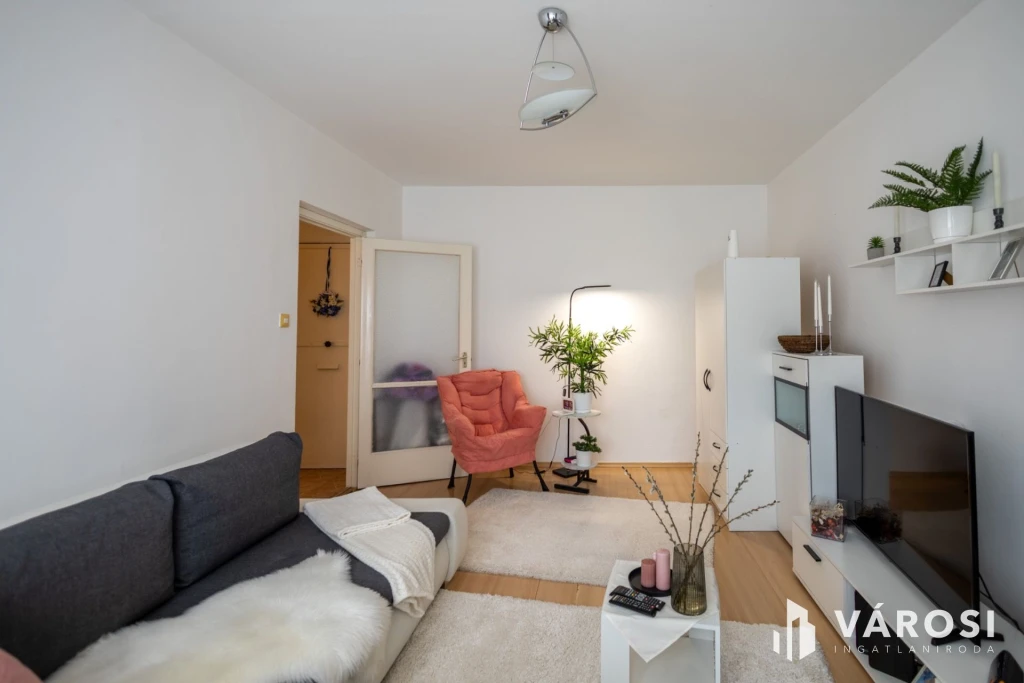 Loggiás panellakás ötszintes házban a Csorba utcában eladó