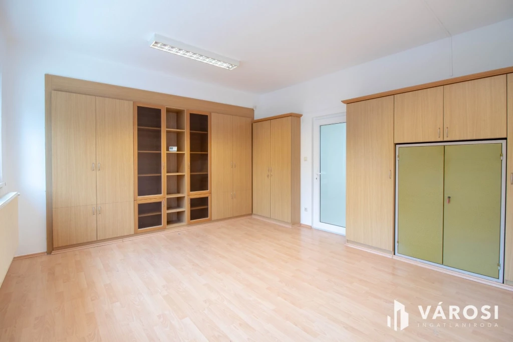 21 m2-es, részben berendezett, emeleti iroda a Pesti úton