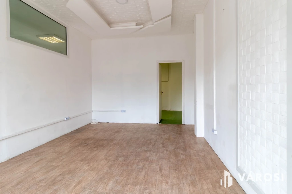 59 m2-es, klímás iroda saját raktárral és mosdóval kiadó