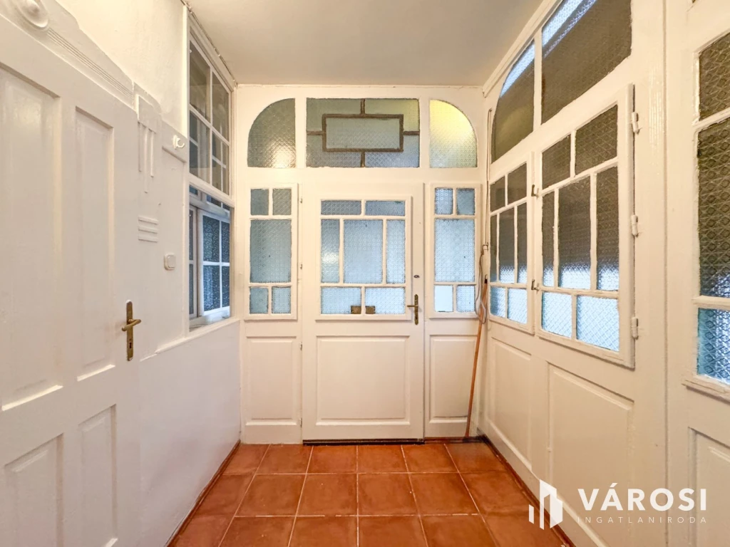 Kiadó tágas, földszinti lakás a belvárosban