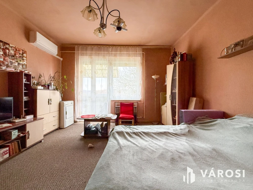 Belváros közelében 1 szobás, erkélyes lakás eladó!