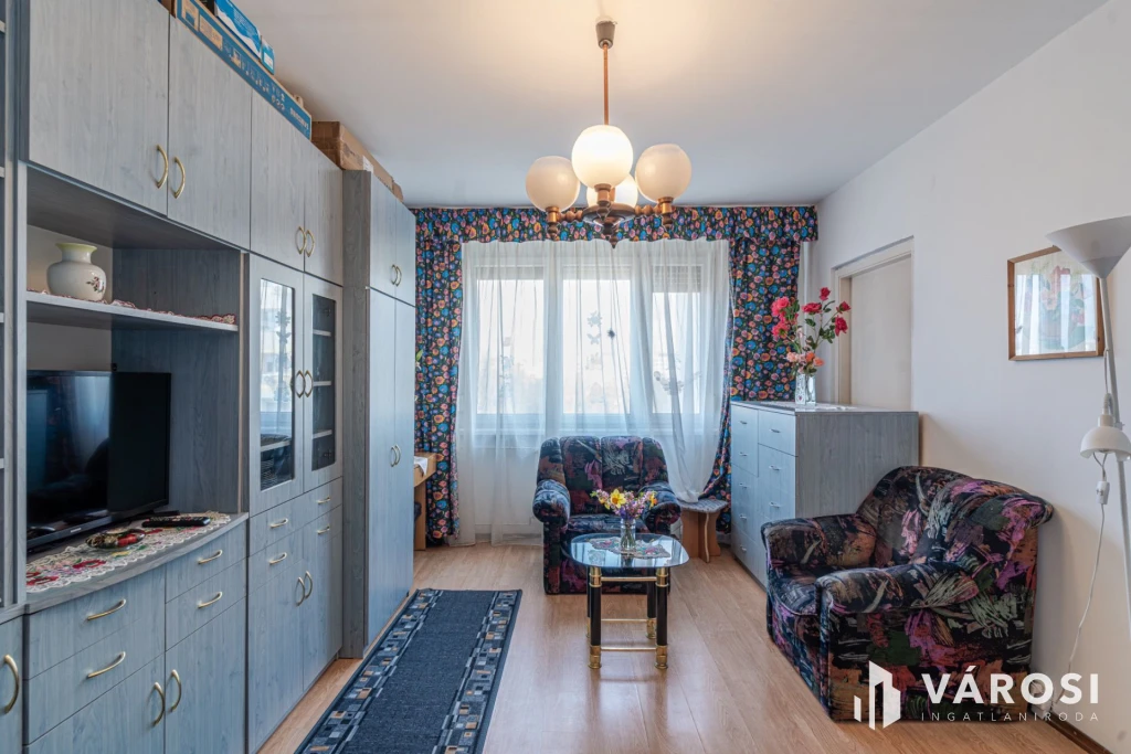 Három szoba erkéllyel napfénnyel