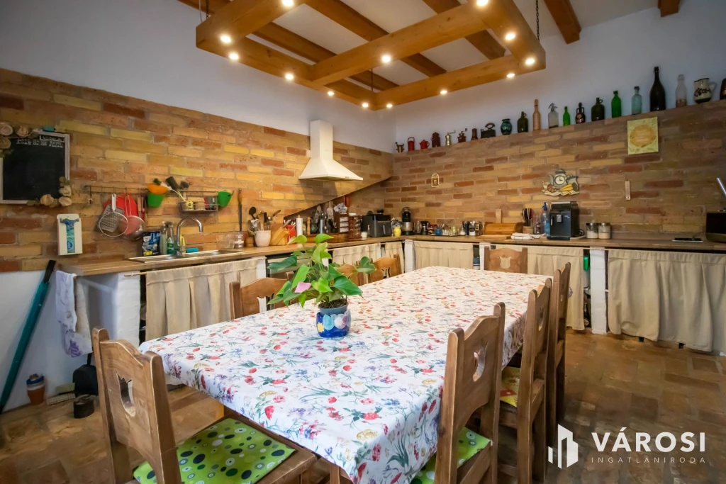 Két lakrészes 5 szobás lakás, saját kertrésszel