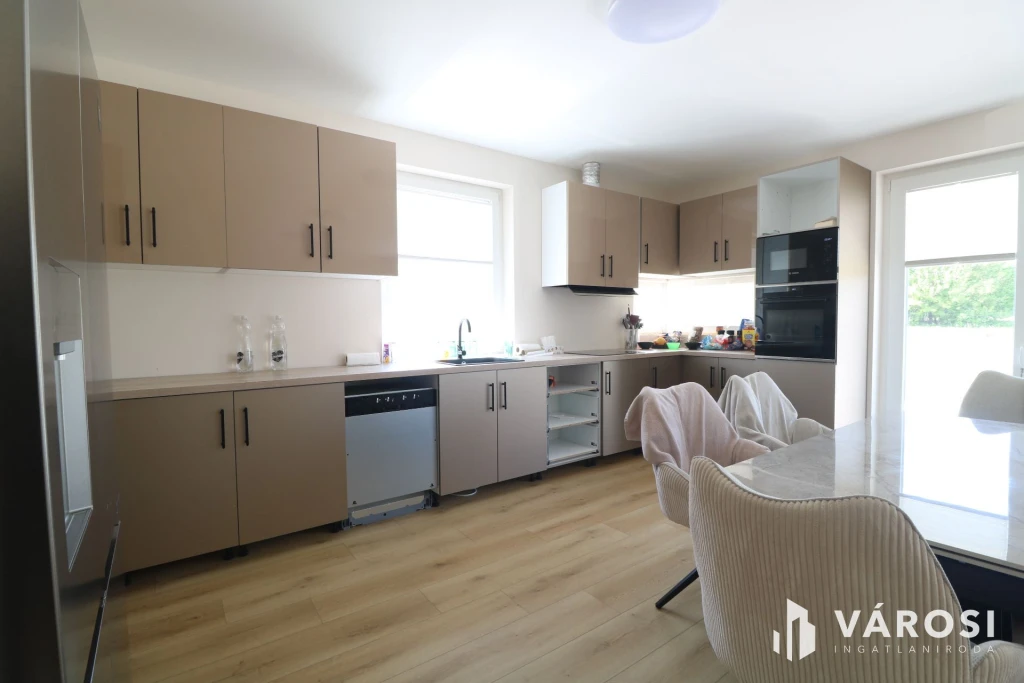 Kulcsrakész ,új építésű,költözhető,25 KW tárolóval.