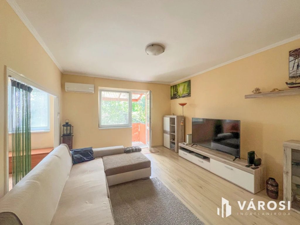 Első emeleti, erkélyes, világos lakás, zöldövezetben