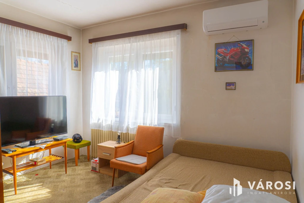 Napfényes otthon Pécelen, hatalmas alagsorral