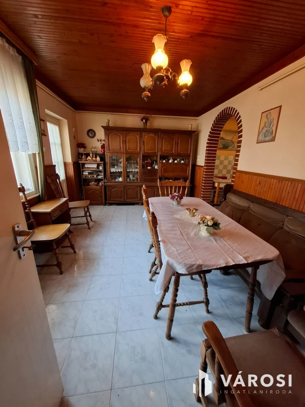 Két utcára nyíló kétszintes sorház