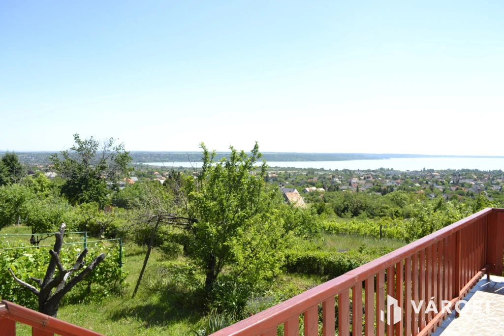 Balatonalmádiban, panorámás zártkert eladó!