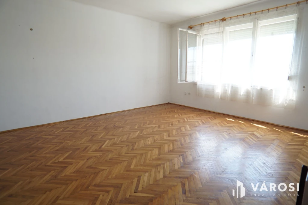 Belváros közeli lakás, garázzsal, zöldterülettel!
