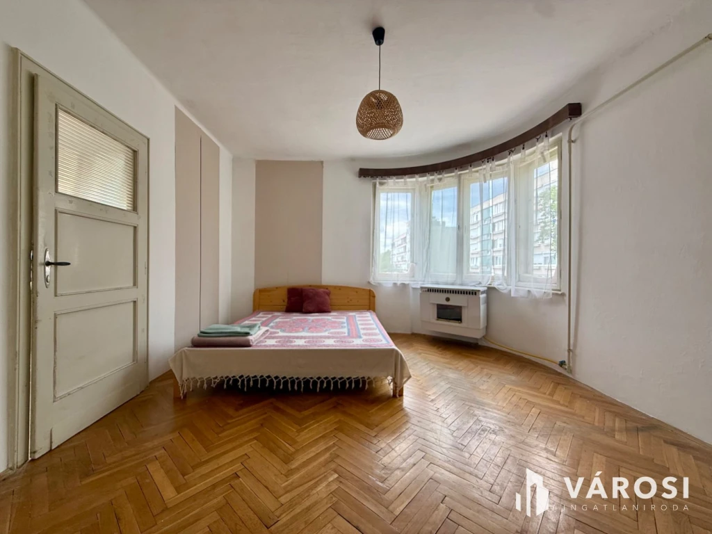 Budapesti úton 2. emeleti, 2 szobás lakás eladó!