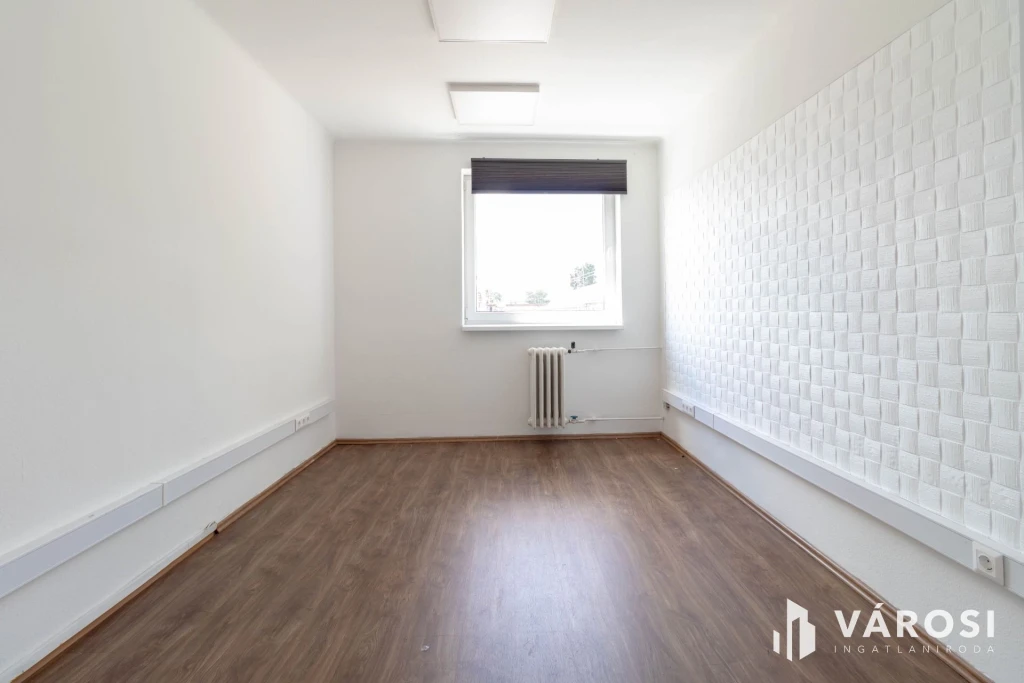 1.emeleti, 16 m2-es iroda saját minikonyhával a Fáy utcában
