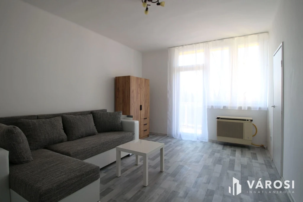 Kazinczy lkt.-en, 4. emeleti, 40 m2 tégla lakás kiadó.