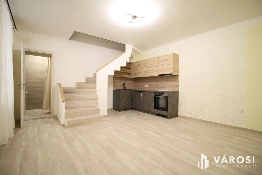 Három fürdőszobás duplex belvárosi lakás kiadó