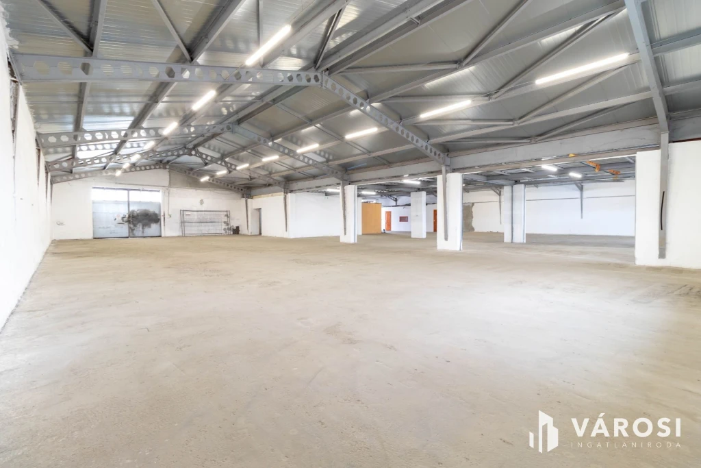 800 m2-es raktár irodablokkal M0 lehajtótól 3 km-re