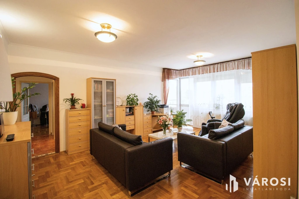 Kiadó 75 m2 Erkélyes tégla lakás Győr Belvárosában beállóval