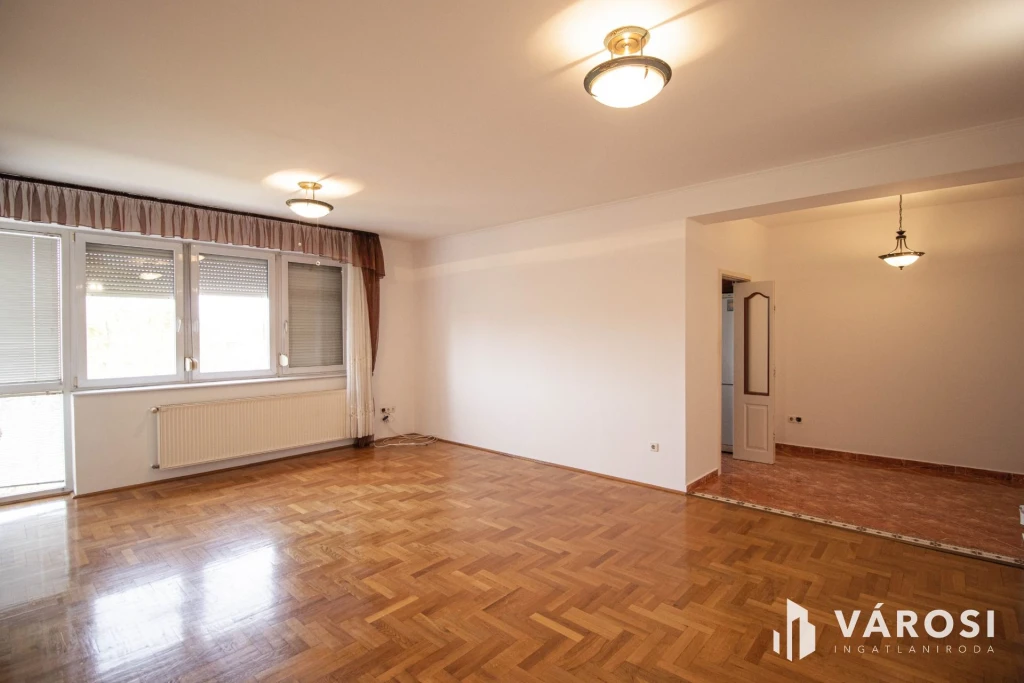 Kiadó 75 m2 Erkélyes tégla lakás Győr Belvárosában beállóval