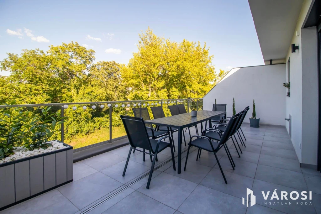 Kiadó luxus penthouse lakás Velencén