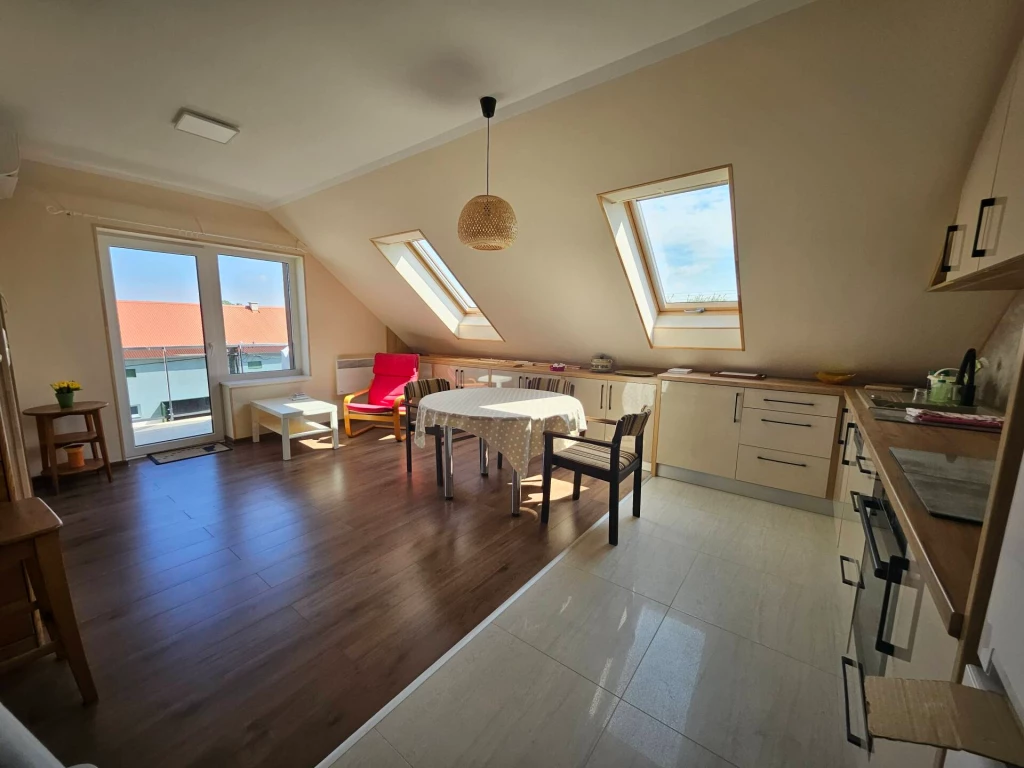 Eladó Sárváron egy belső 2szintes, bútorozott apartman.