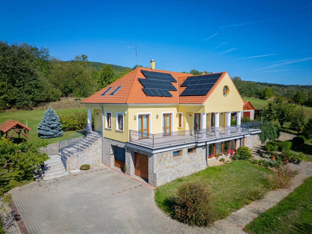 Panorámás álomotthon az Alpok lábánál – minden igényt kielégítő családi ház!