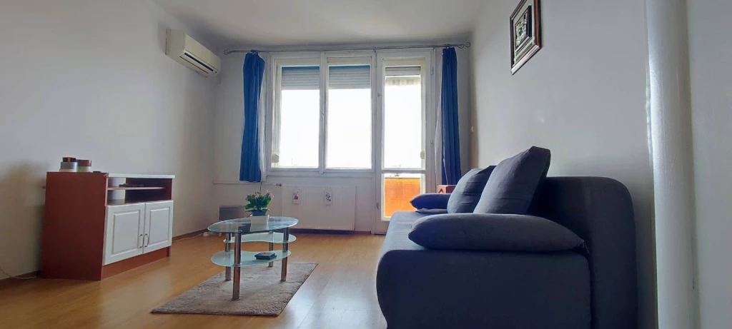 Eladó Szombathelyen belvároshoz közeli 3. emeleti erkélyes, távfűtéses téglalakás