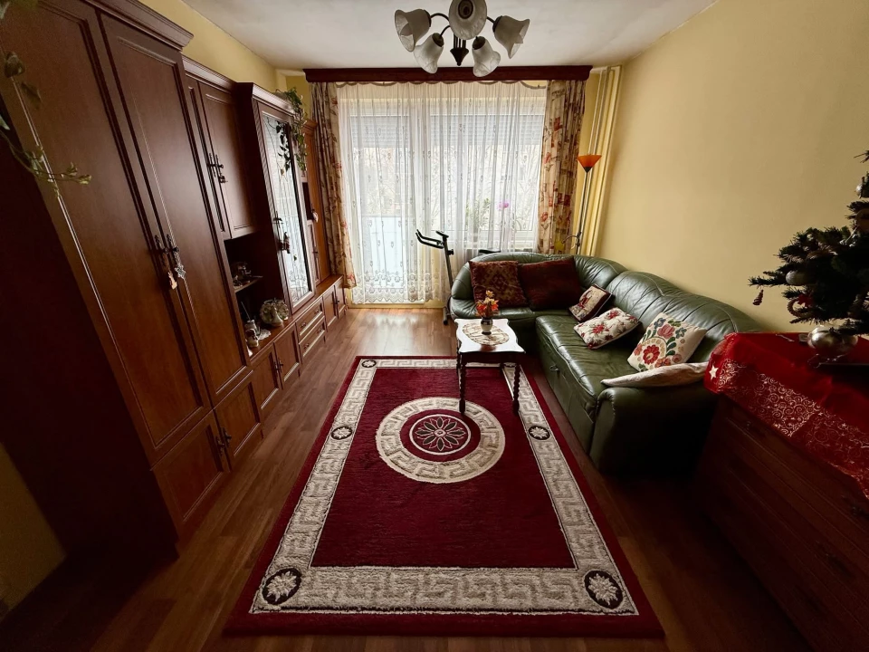 Eladó panellakás, Mór