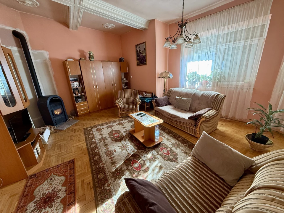 Eladó sorház, Mór