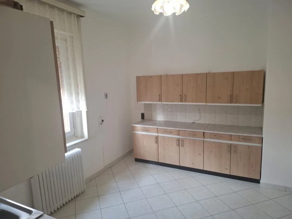 Eladó téglalakás, Győr