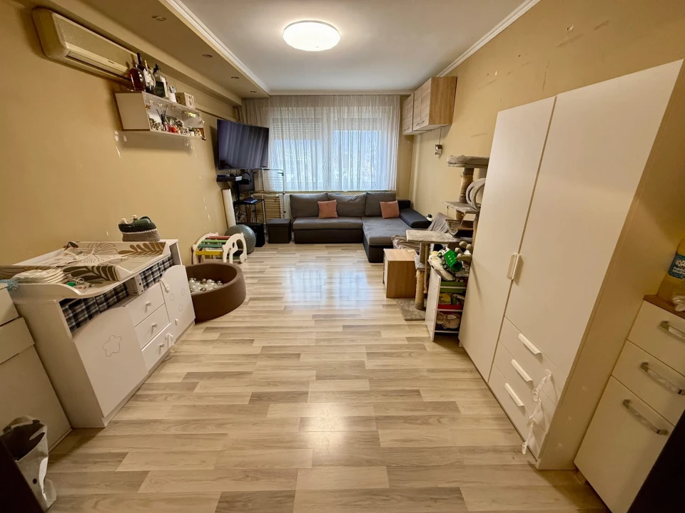 Eladó panellakás, Mór